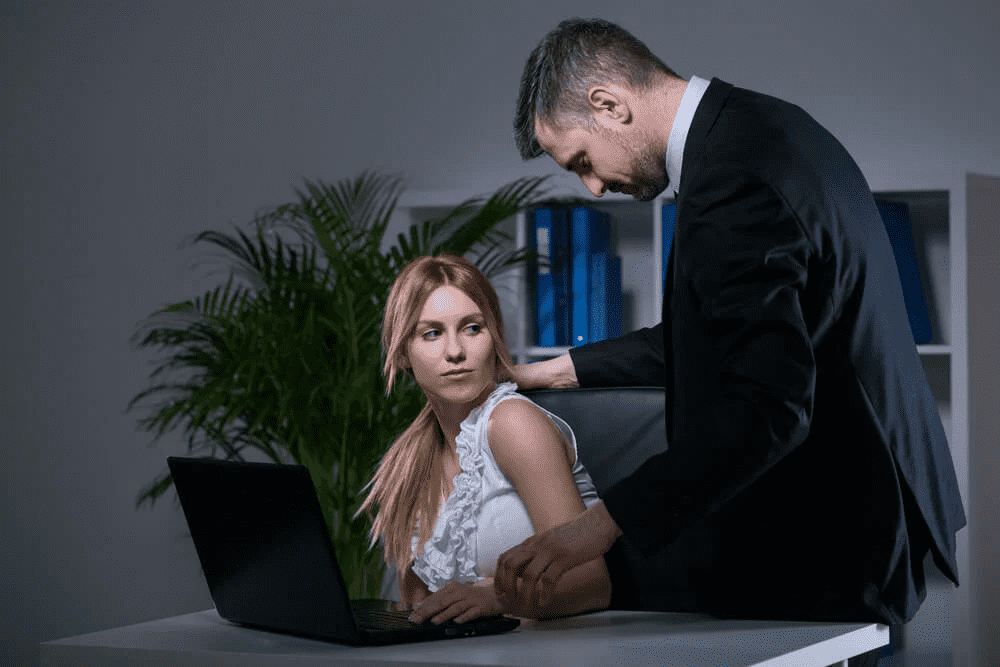 Сделала миньет директору ради работы | Пошлые истории