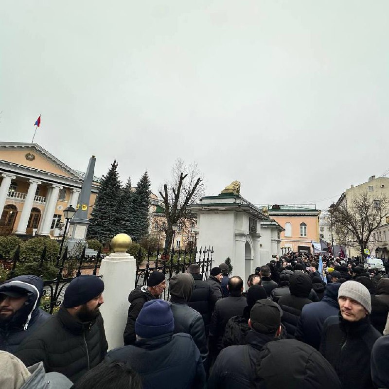 У посольства Армении в Москве — сотни протестующих | Тревожные новости