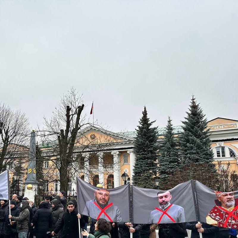 У посольства Армении в Москве — сотни протестующих | Тревожные новости
