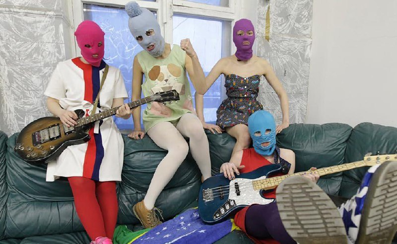Суд в Москве признал группу Pussy Riot экстремистской и запретил её деятельно | Тревожные новости