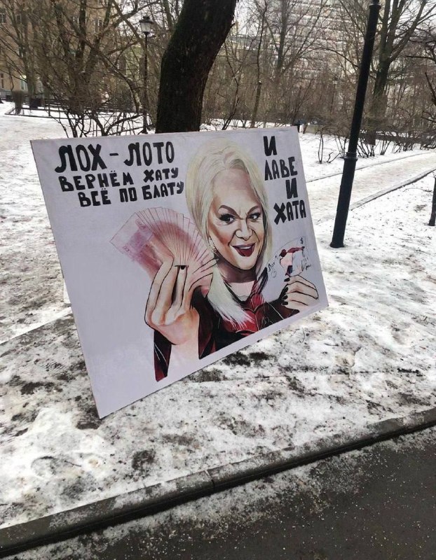 Человек-паук приехал на заседание суда по делу Ларисы Долиной. Он принёс плак | Тревожные новости