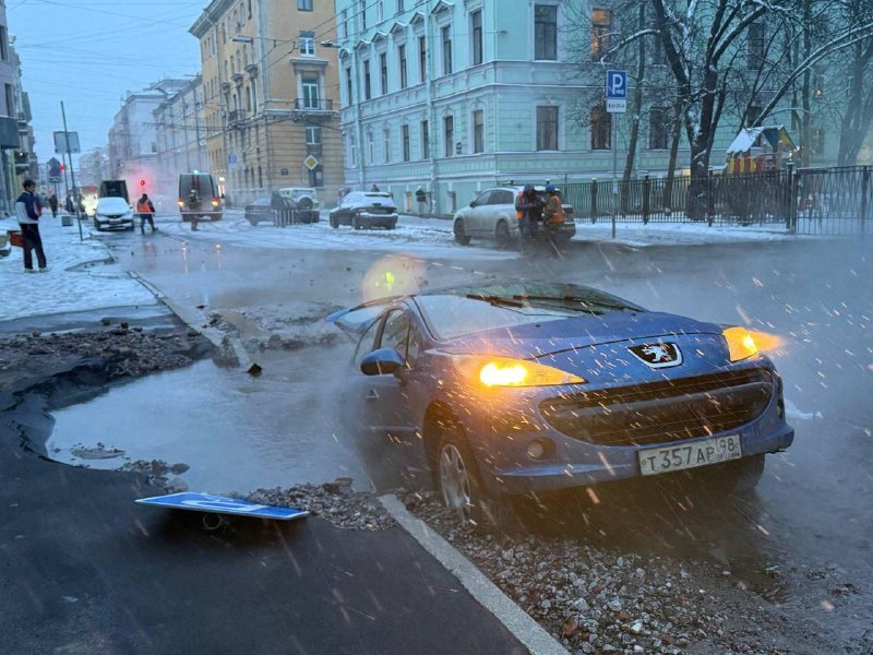В Петербурге автомобиль ушёл под землю из-за прорыва трубы с горячей водой на | Тревожные новости