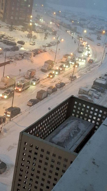 Первые последствия снегопада в Москве: машины заносит на дорогах, пробки раст | Тревожные новости