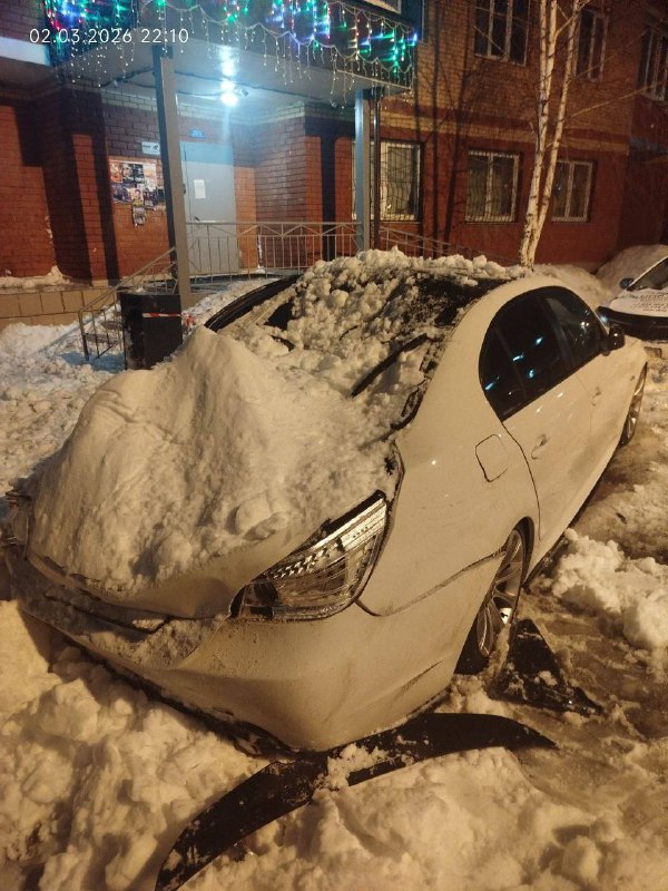 В Звенигороде снег сошёл на припаркованные автомобили. Пострадавших нет | Тревожные новости