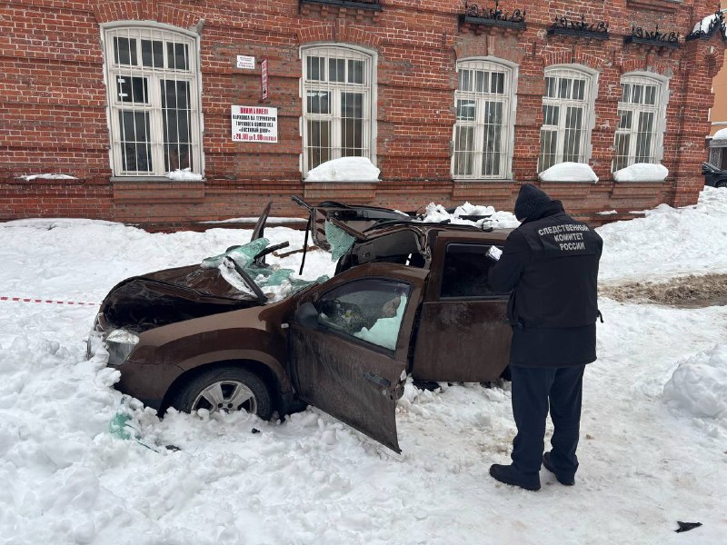 В Пермском крае снег, упавший с крыши, раздавил автомобиль с водителем внутри | Тревожные новости