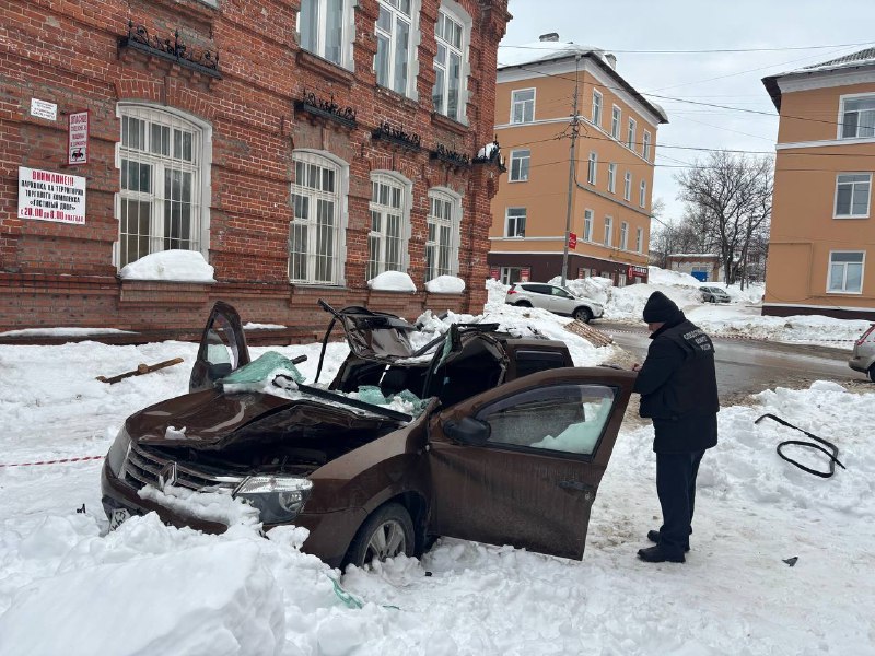 В Пермском крае снег, упавший с крыши, раздавил автомобиль с водителем внутри | Тревожные новости