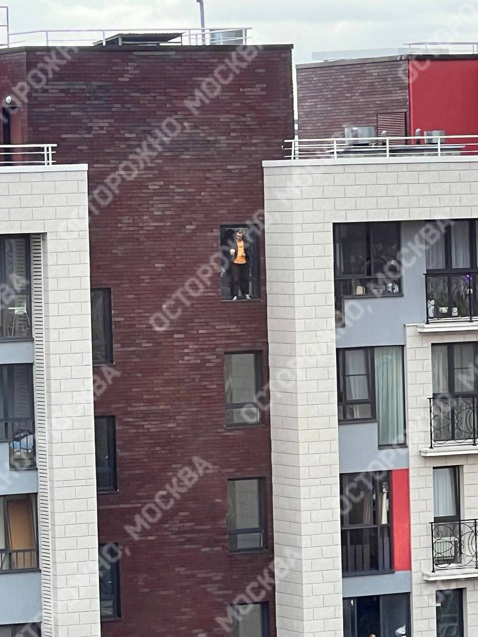 В Новой Москве неизвестный мужчина поджег пункт выдачи заказов, после чего за | Тревожные новости