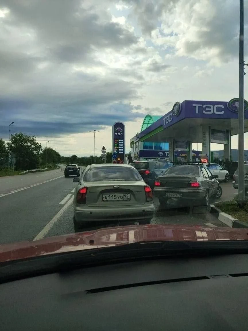 В Крыму начался топливный коллапс — у АЗС образовались длинные очереди. Введе | Тревожные новости