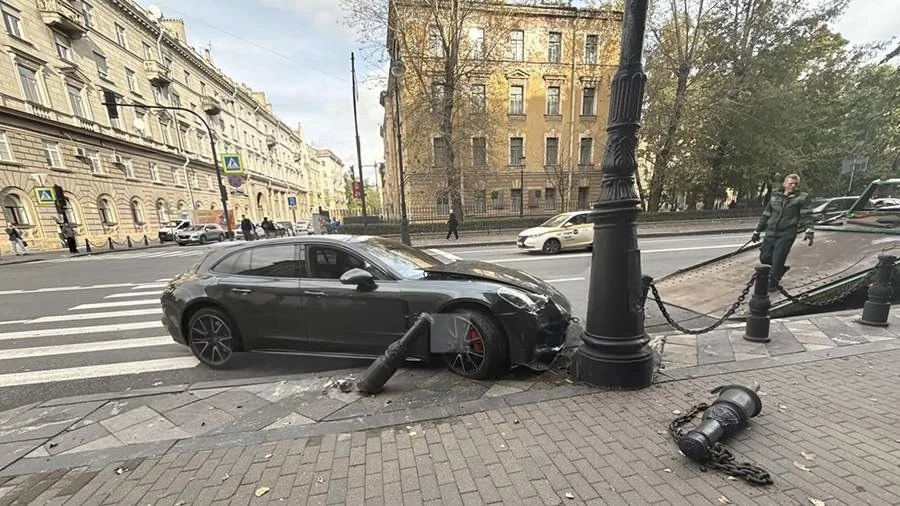 Многомиллионный Porsche жены миллиардера из Питера влетел в столб. Водитель н | Тревожные новости