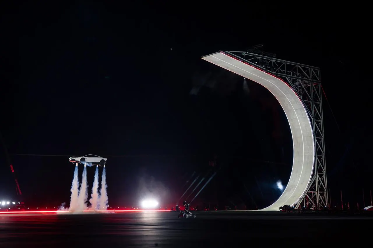 Tesla представили летающий Roadster: новый спорткар получил версию Rocket с р... | Наука и техника
