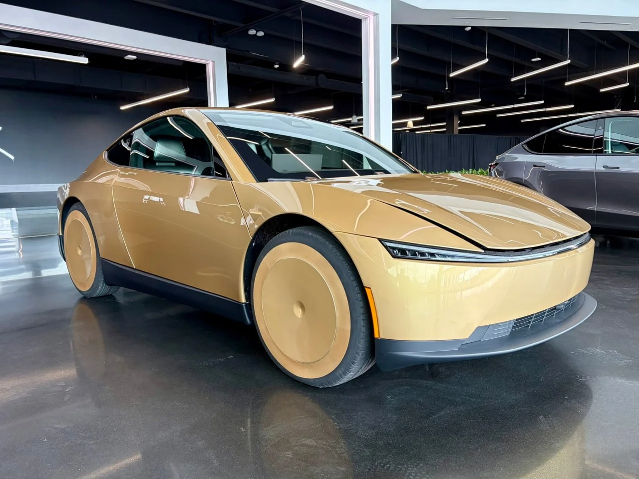 Tesla выпустили первый серийный электрокар без руля и педалей — Cybercab | Все про автомобили