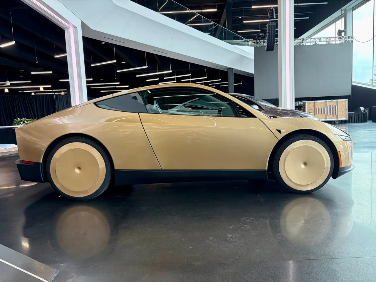 Tesla выпустили первый серийный электрокар без руля и педалей — Cybercab | Все про автомобили
