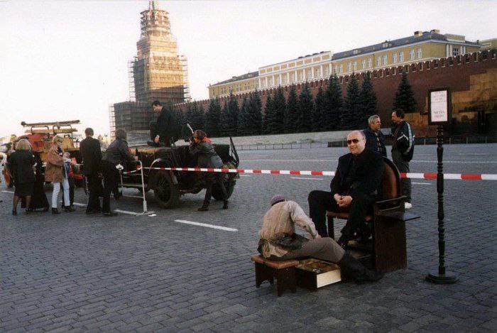 Чистильщик обуви на Красной площади в Москве, 2000г | История без цензуры