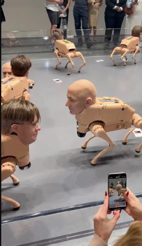 На выставке Art Basel развернулся перфоманс Beeple: роботы с лицами Маска, Бе | Бизнес наизнанку