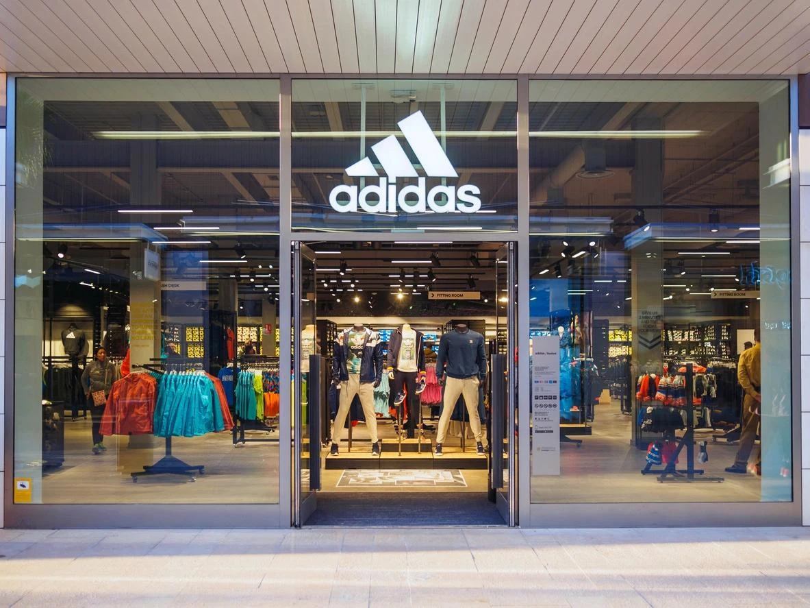 Российская структура Adidas неожиданно вышла в прибыль в 2025 году, заработав | Бизнес наизнанку