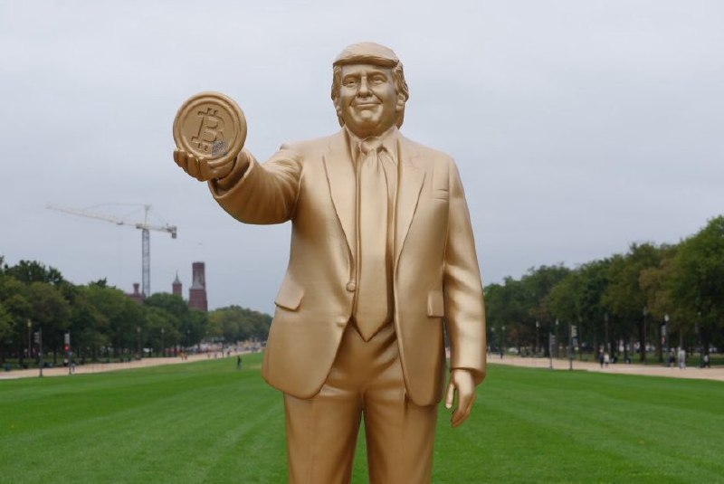У Капитолия в Вашингтоне появился новый "памятник" — золотой Трамп с биткоино | КриптоКурс