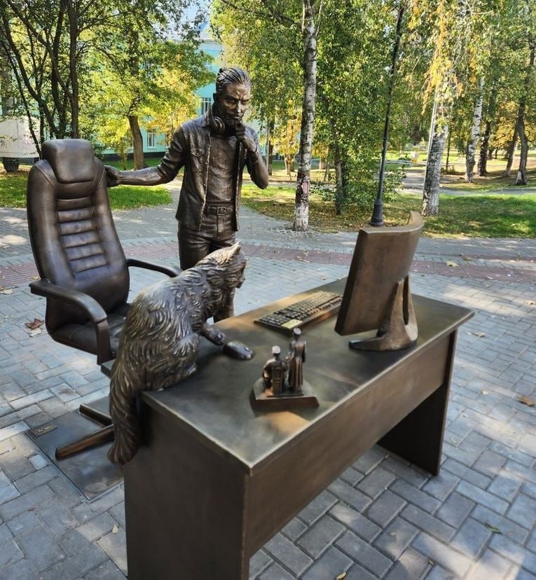 В России появился памятник айтишникам — скульптуру поставили в Ижевске | Новости  / BWeek News