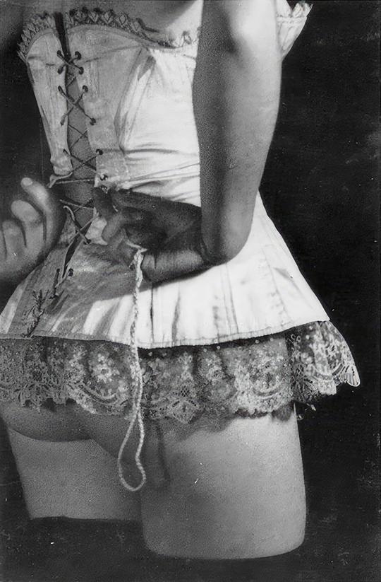 by Ellen Auerbach, 1929 | Девушка в корсете