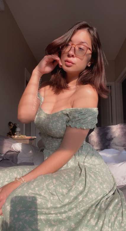 sexyflowerwater показывает ножку, чтобы тв одел на неё хрустальную туфельку | Девушки в колготках