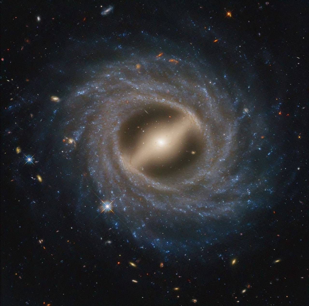 NASA показали новые снимки с телескопа «Хаббл» в честь 35-й годовщины его зап | Про космос
