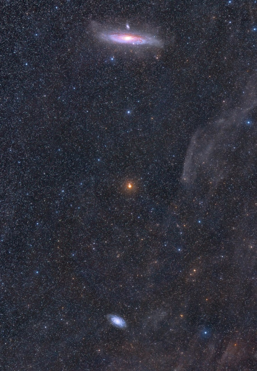 Галактики M31 и M33, а также яркая звезда Мирах в центре изображения. ✨ | Про космос