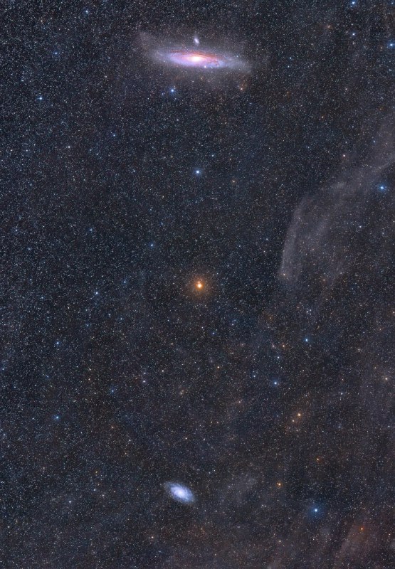 Галактики M31 (Андромеда) и M33 (Треугольник) видны рядом с красным гигантом | Про космос