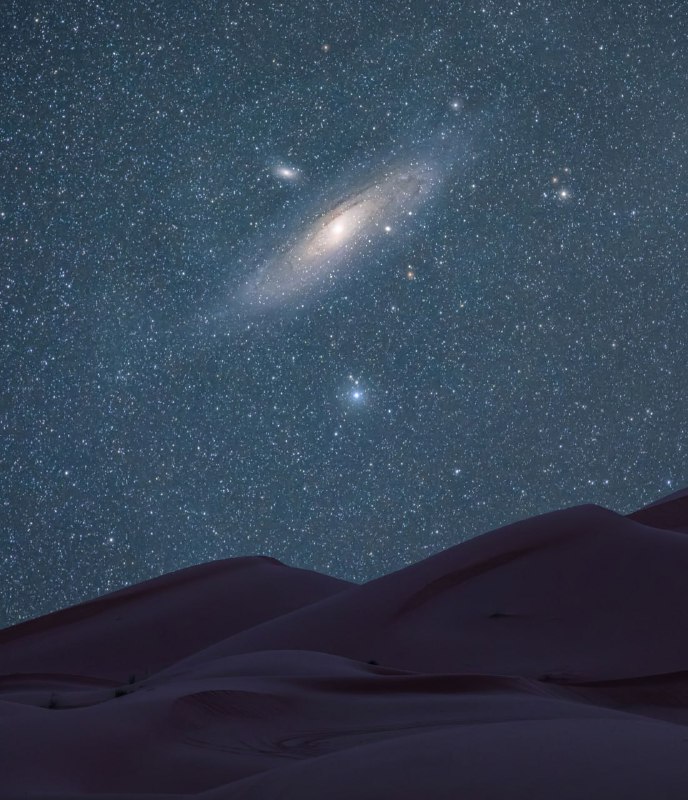 Галактика Андромеды на фоне песчаных дюн Сахары. 🌌🏜 | Про космос