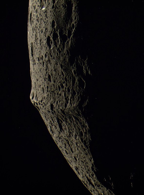🛰️ На спутнике Сатурна, Япете, вдоль экватора тянется горный хребет. Его высо | Про космос