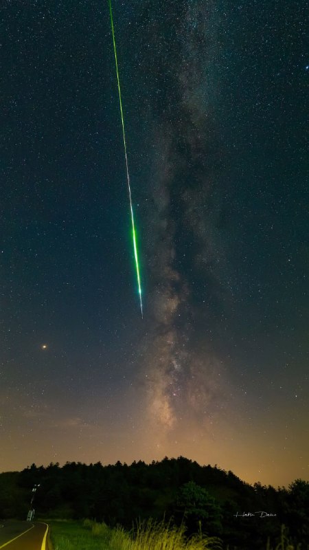 Яркий метеор пролетает на фоне рукава Млечного Пути. ✨🌌 | Про космос