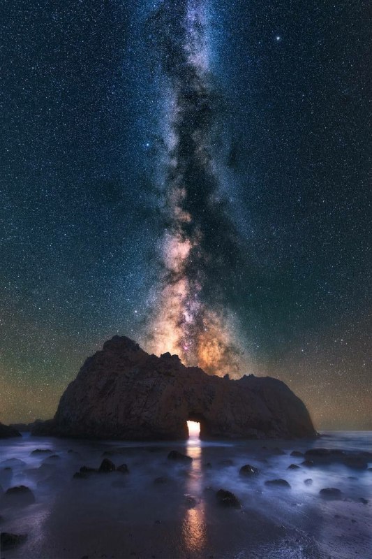 Арка на побережье Калифорнии красиво освещена светом Млечного пути. 🌌✨ | Про космос