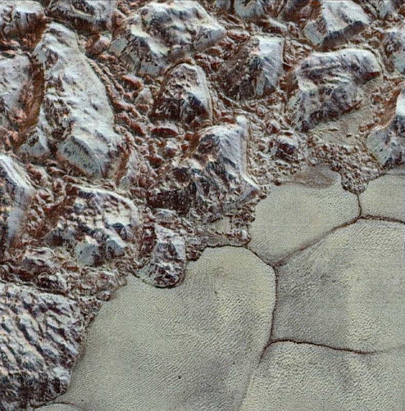 Снимок поверхности Плутона, сделанный зондом «New Horizons», показывает удиви | Про космос