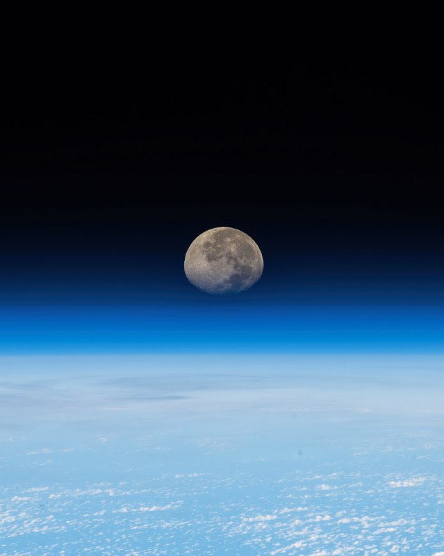 🌖 Яркая серая Луна на фоне черного космоса и наша впечатляющая голубая планета | Про космос