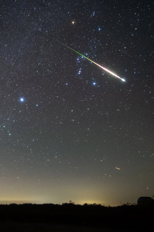 Яркая звезда из метеорного потока Леониды пересекает созвездие Ориона ☄️ | Про космос