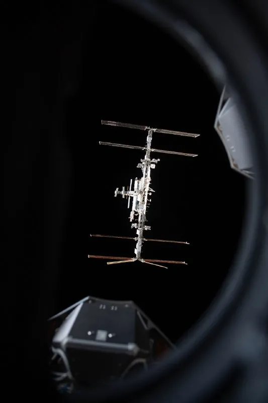 МКС целиком на фоне черноты космоса, сфотографированная с борта корабля Crew | Про космос