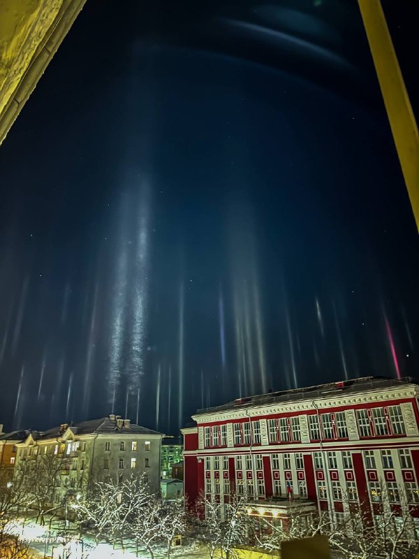 Яркие световые столбы были замечены над Челябинском сегодня вечером. Фото сде | Про космос