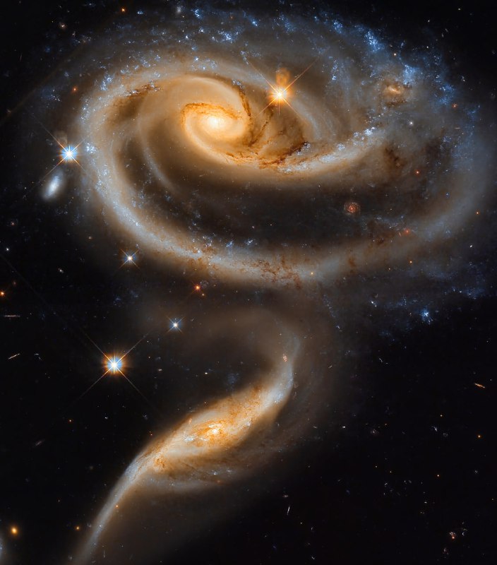 Arp 273 — это две галактики, которые находятся на расстоянии 300 миллионов св | Про космос