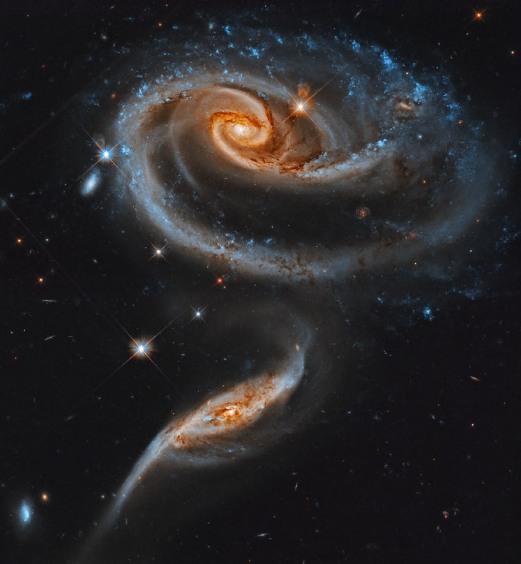 Arp 273 — это две галактики, которые находятся на расстоянии 300 миллионов св | Про космос