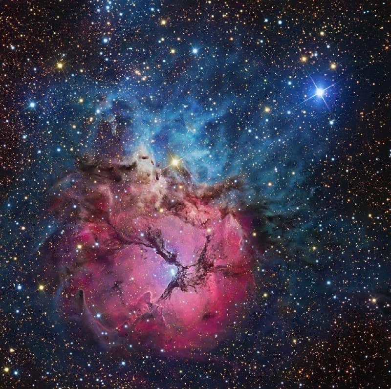 Тройная туманность отличается своей уникальностью. 🌌 | Про космос