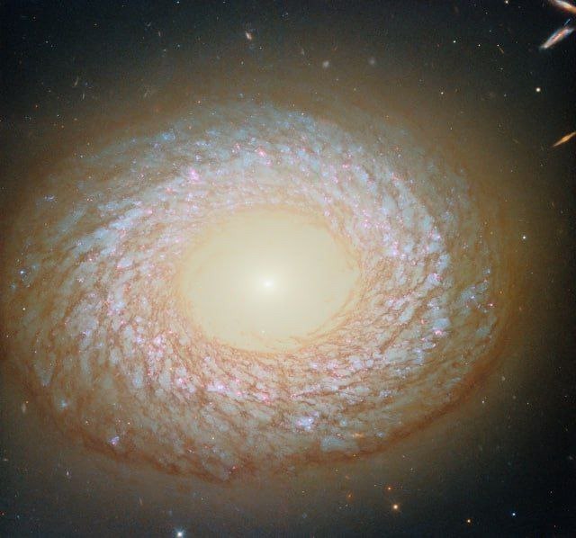 Галактика NGC 2755, которая не совсем вписывается в существующие классификаци | Про космос