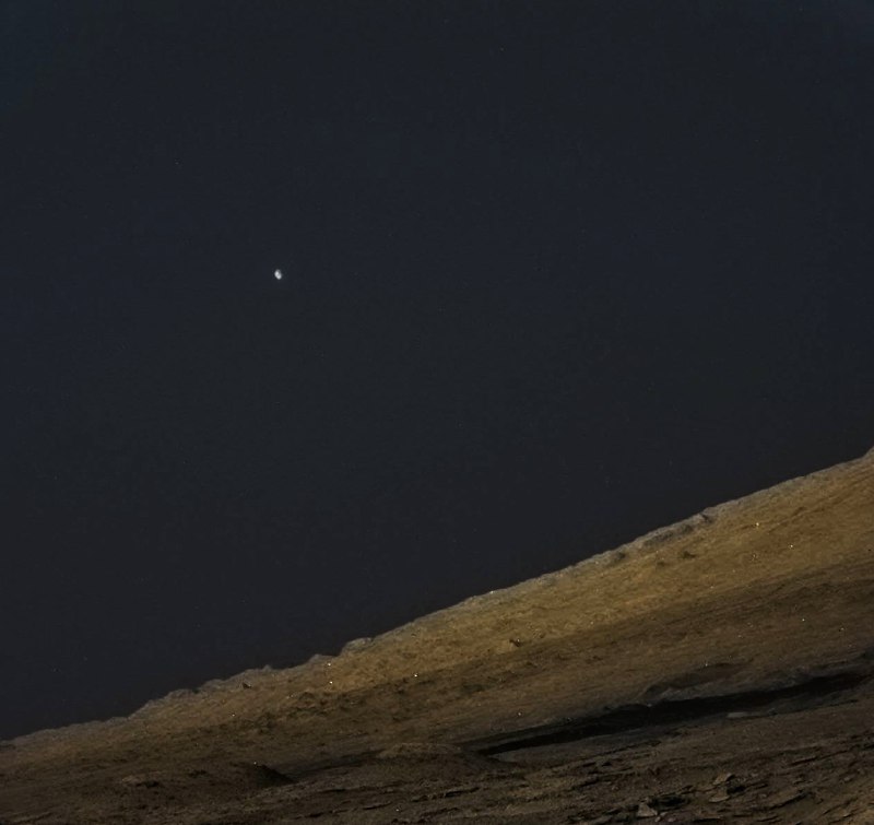 Марсоход Curiosity заснял ночь на Марсе. На небе виден спутник Фобос. ✨ | Про космос
