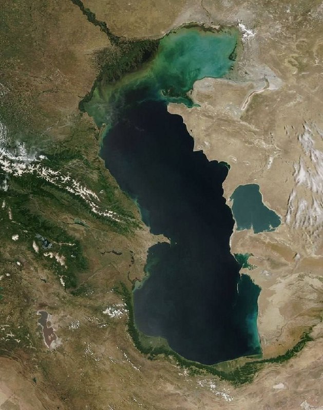Каспийское море — самое большое озеро на Земле без стока. 🏞️ Снимок, сделанны | Про космос