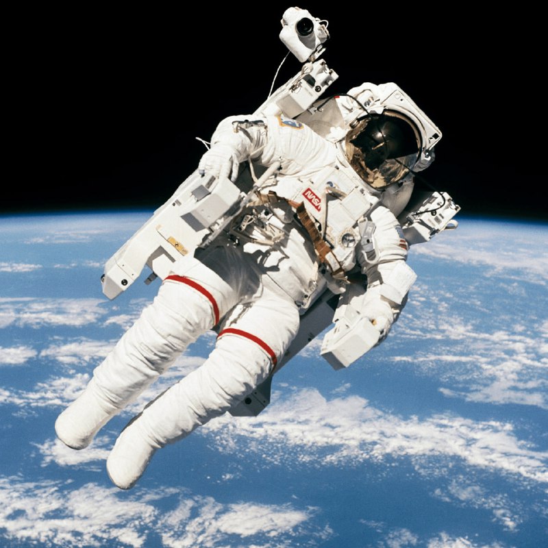 👨‍🚀 В 1984 году астронавт Брюс Маккэндлесс стал первым, кто вышел в открытый | Про космос