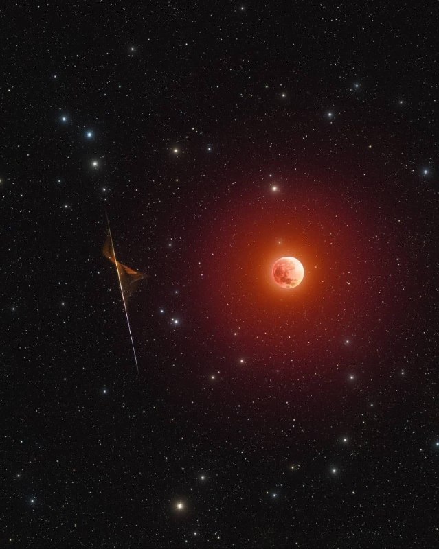 Во время последнего затмения фотограф сумел заснять, как метеор пролетел рядо | Про космос