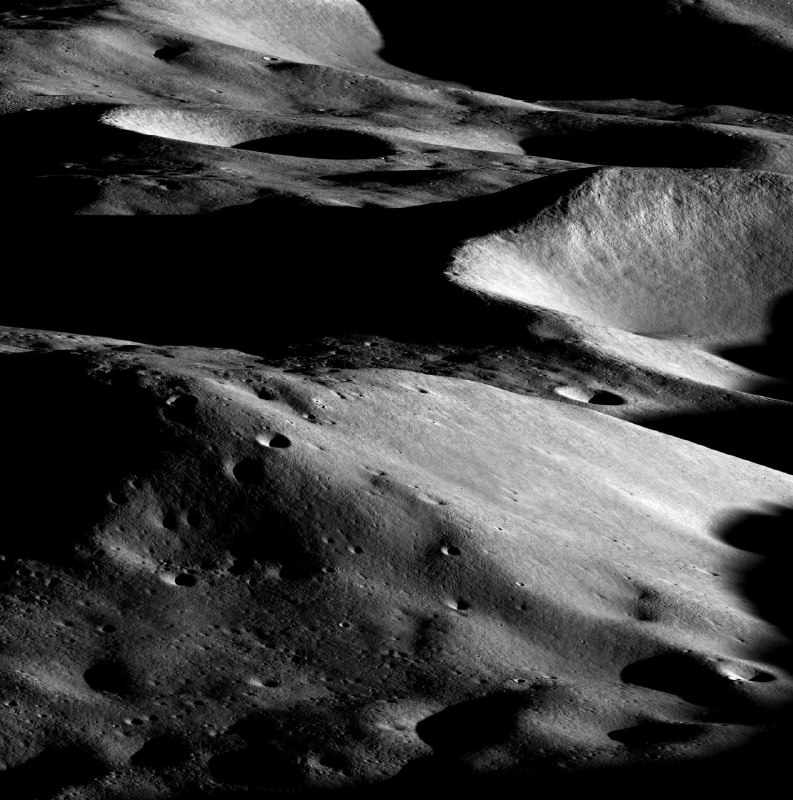 Поразительное фото от аппарата LRO показывает южный полюс Луны. Там расположе | Про космос