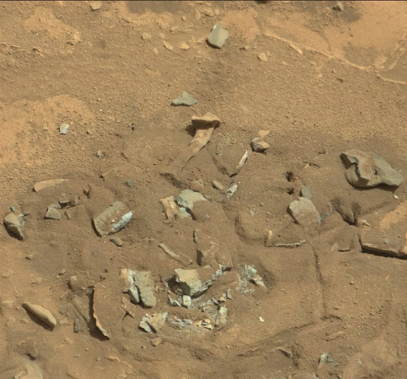 В 2014 году марсоход Curiosity сделал снимок поверхности Марса, на котором за | Про космос