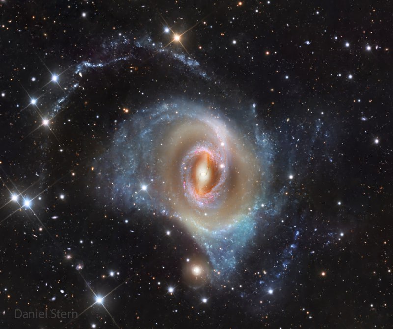 💫 Галактика NGC 1512, прозванная «Оком Саурона», представляет собой спиральну | Про космос
