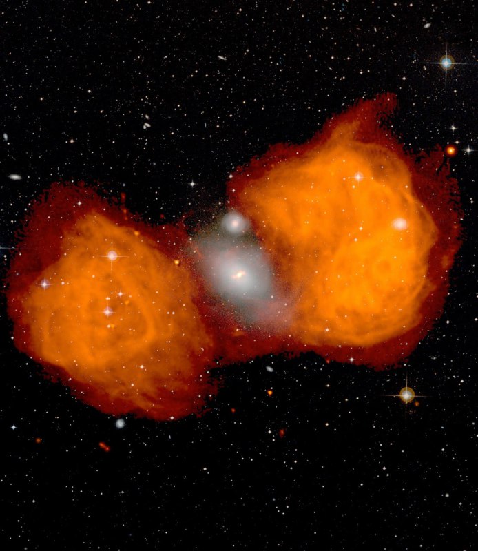 🪐 В центре фотографии находится эллиптическая галактика NGC 1316, также извес | Про космос