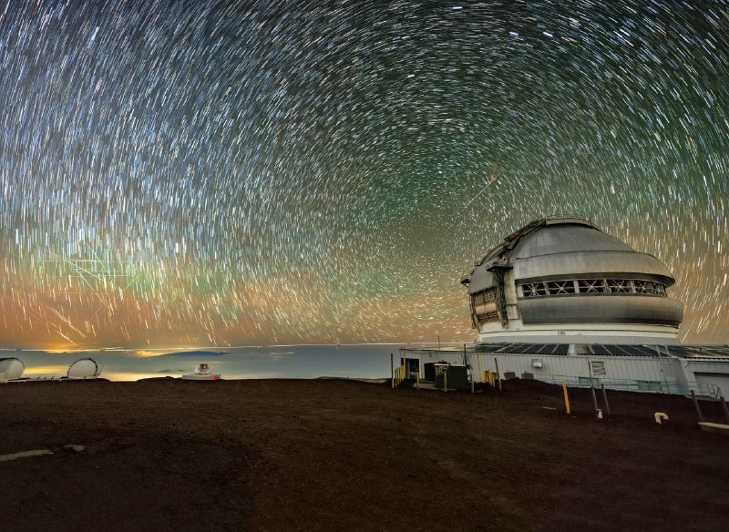 🌌 Над обсерваторией Джемини Север на Гавайях звёздное небо образует удивитель | Про космос