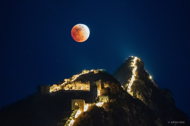🌕 Наслаждаемся снимками вчерашнего лунного затмения | Про космос