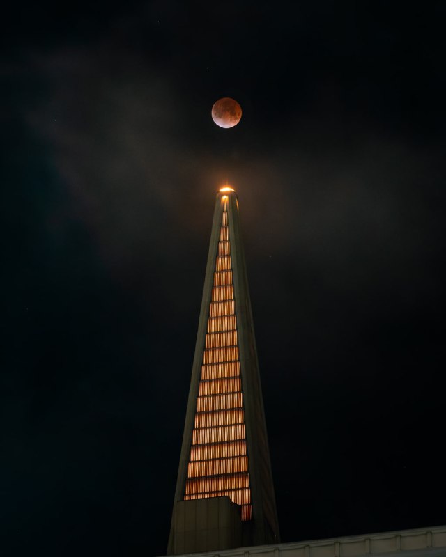 🌕 Наслаждаемся снимками вчерашнего лунного затмения | Про космос
